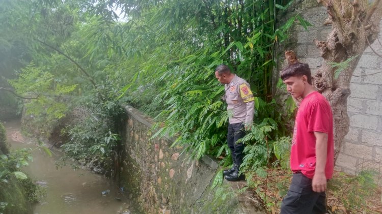 Patroli Bhabinkamtibmas Siaga Terhadap Bencana, Kawasan Kota Raja Tetap Aman Meskipun Curah Hujan Tinggi.