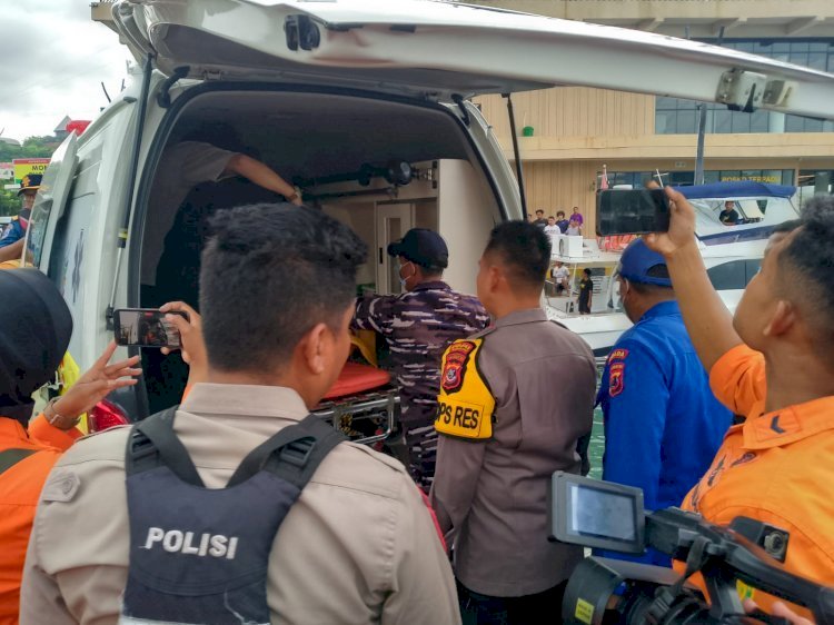 Polri Bergerak Cepat, Satu Jenazah Korban KM Putri Sakinah Ditemukan di Perairan Selat Padar.