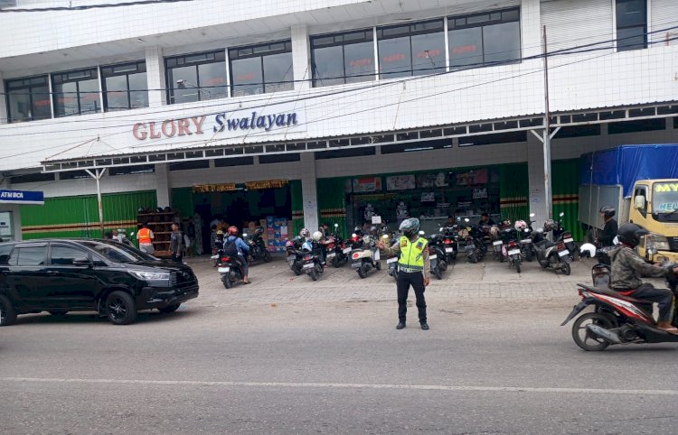 Personel Pos Pam Oepura Atur Lalu Lintas, Cegah Kepadatan di Jalan Soeharto.