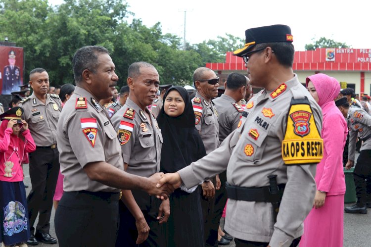 95 Personel Terima Kenaikan Pangkat, Polresta Kupang Kota Gelar Upacara dan Tradisi Mandi Kembang Dibawah Guyuran Hujan.