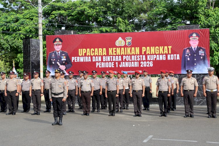 95 Personel Terima Kenaikan Pangkat, Polresta Kupang Kota Gelar Upacara dan Tradisi Mandi Kembang Dibawah Guyuran Hujan.