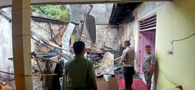 Kapolsek Kota Raja Turun Tangan, bersama Personel Bantu Evakuasi dan Bersihkan Toko yang Kebakaran.