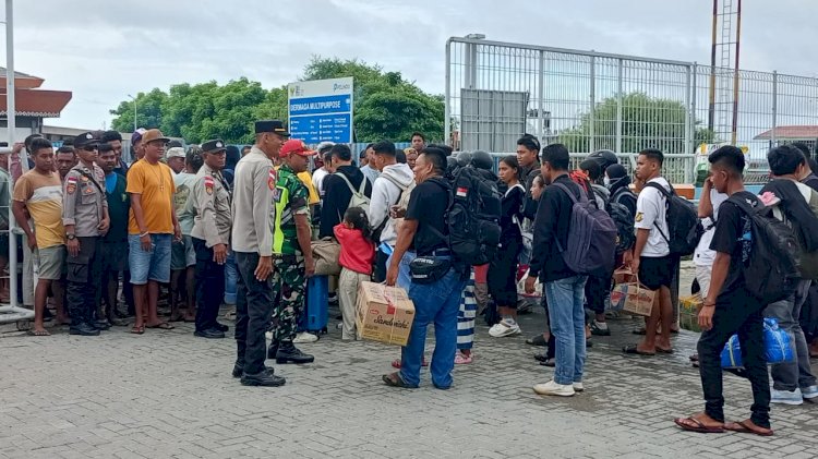 Ribuan Penumpang Tiba di Pelabuhan Tenau, Polsubsektor Laksanakan Pengamanan Intensif.