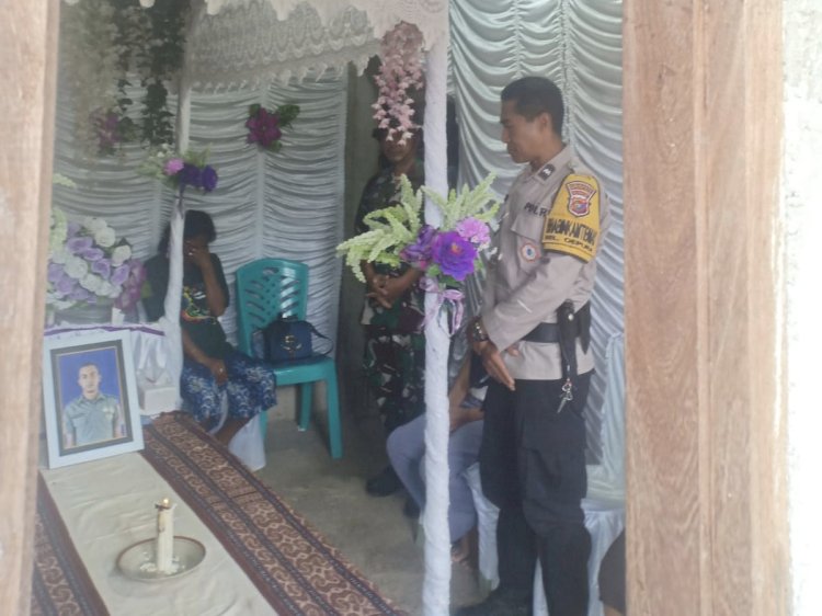 Penghormatan untuk Sang Prajurit: Bhabinkamtibmas Kelurahan Oepura Sampaikan Belasungkawa.