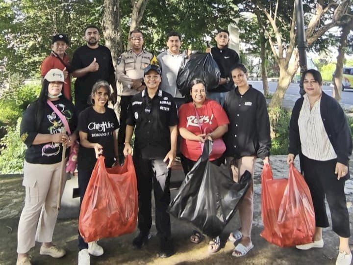 Dukung Program Kota, Bhabinkamtibmas Oetete dan Karang Taruna 'Keroyok' Sampah di Jalan Frans Seda.
