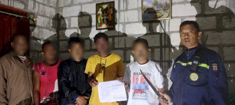 Redam Aksi Pengancaman Akibat Miras, Bhabinkamtibmas Manulai II Tempuh Jalur Mediasi Secara Kekeluargaan.