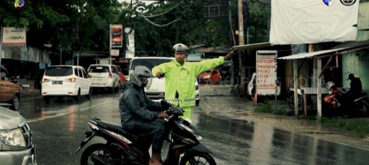 Satlantas Polresta Kupang Kota Tetap Laksanakan Strong Point Pagi Meski Diguyur Hujan Deras