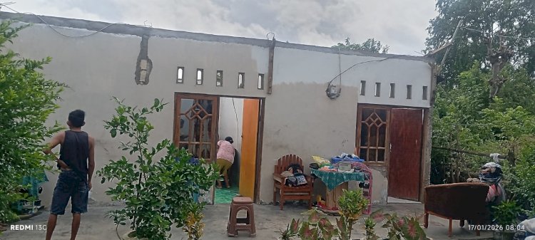 Angin Kencang Merusak Beberapa Rumah di Kecamatan Alak, Polresta Kupang Kota Sigap Tangani.