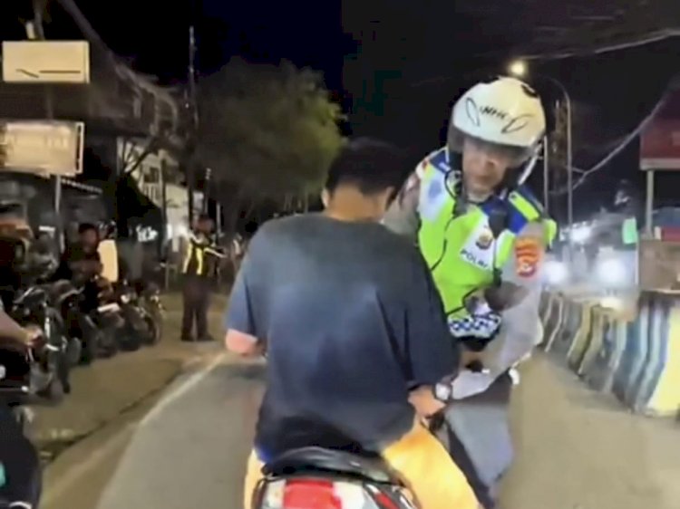 Strong Point Malam Hari, Satlantas Polresta Kupang Kota Amankan Pengendara Tanpa Helm dan Diduga Mabuk di Jalan Nangka Bawah.