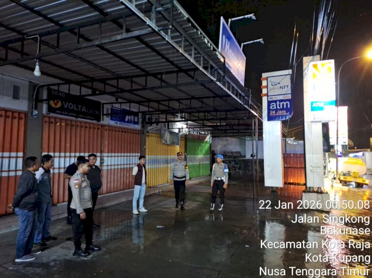 Hujan Deras Tak Surutkan Langkah, Polresta Kupang Kota Patroli Cipta Kondisi Hingga Dini Hari.