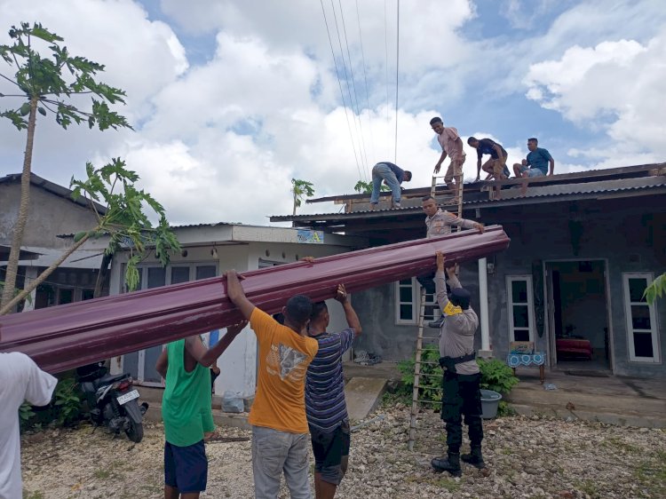 Puluhan Rumah dan Satu Gereja di Bello Rusak Akibat Angin Kencang, Polsek Maulafa Turun Bantu Warga.