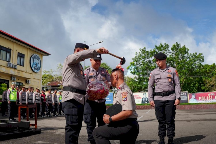 Tradisi Siraman Air Kembang Warnai Kenaikan Pangkat Pengabdian Kabag Log Polresta Kupang Kota.