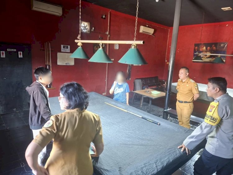 Respon Keluhan Warga, Bhabinkamtibmas Oesapa Barat Bersama Lurah Tertibkan Operasional Tempat Biliar.