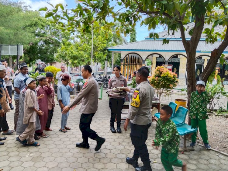 Polri Hadir untuk Pendidikan, Bantuan Alat Tulis Diserahkan di Sekolah Al Anshar Kupang.