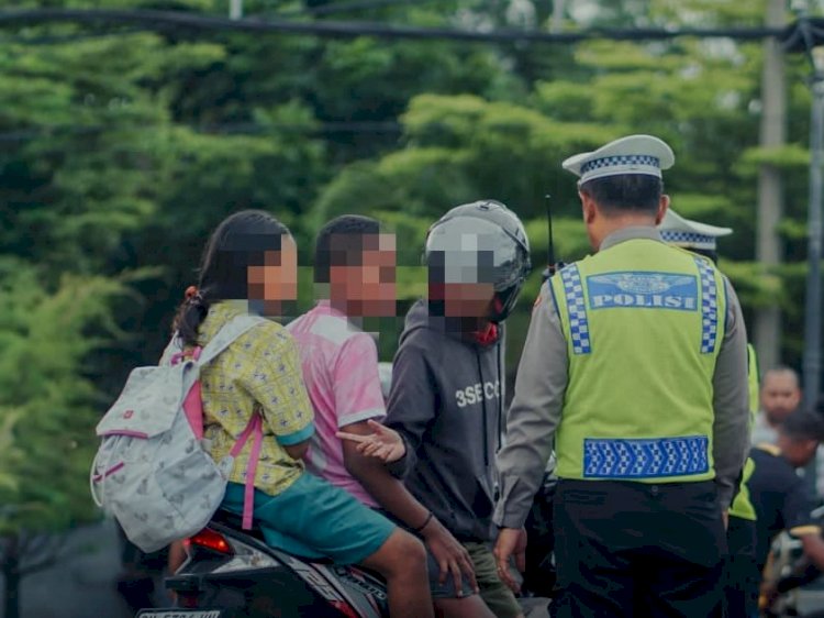 Satlantas Polresta Kupang Kota Berikan Imbauan Humanis Tertib Lalu Lintas di Bundaran Tirosa