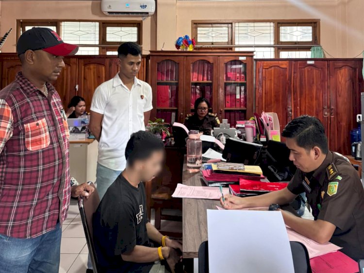 Berkas Lengkap, Satreskrim Polresta Kupang Kota Limpahkan Tersangka Kasus Anak Tikam Ayah Kandung ke Kejaksaan.