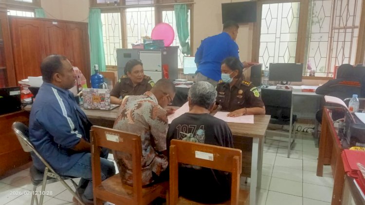 Polsek Kota Lama Resmi Limpahkan Tersangka Pembunuhan di Lapak Semangka Kelapa Lima ke Kejari Kota Kupang