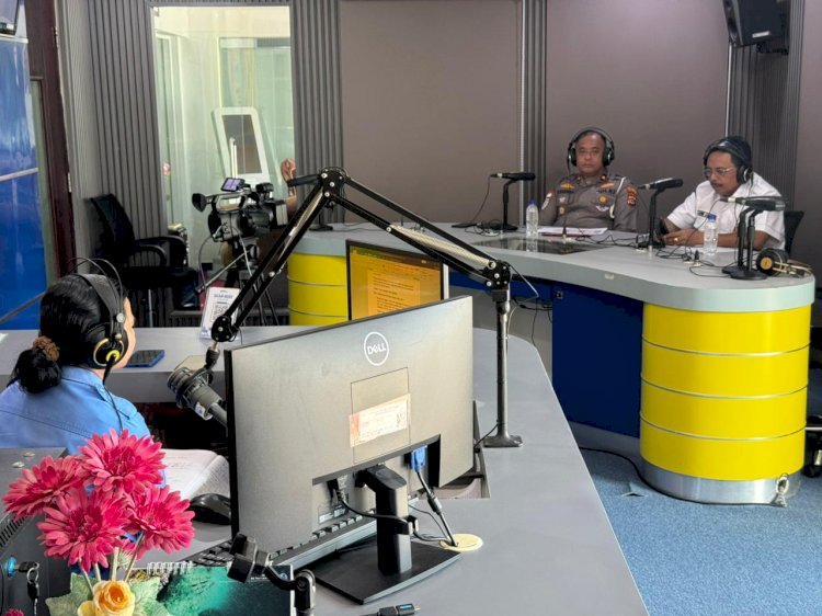 Kasat Lantas Polresta Kupang Kota Dialog di RRI, Tekankan Bahaya Miras sebagai Pemicu Kecelakaan Lalu Lintas.