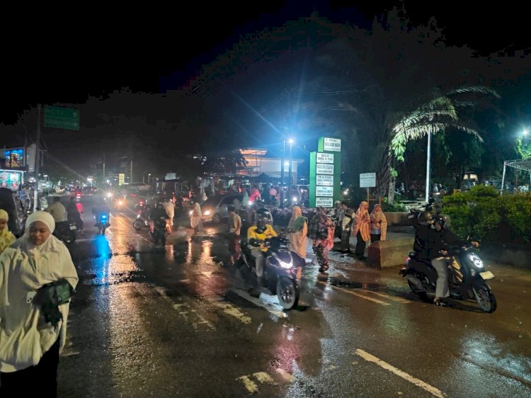 Polsek Maulafa Jaga Keamanan Pasar Takjil dan Shalat Tarawih, Lalu Lintas Tetap Lancar.