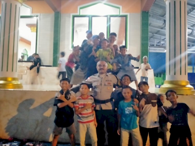 Polsek Alak, Polresta Kupang Kota Hadirkan Pengamanan Humanis, Pastikan Ibadah Tarawih Kondusif.