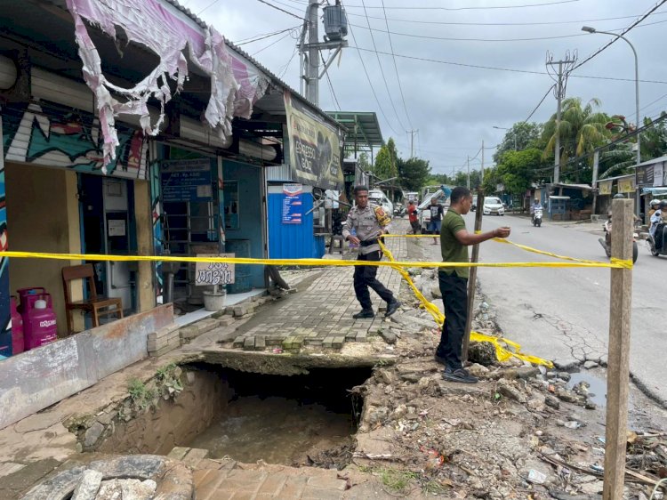 Cegah Kecelakaan di Jalur Sekolah, Bhabinkamtibmas Oepura Pasang Garis Polisi dan Bersihkan Saluran Air.
