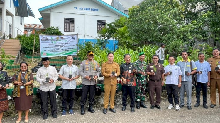 Dukung Asta Cita Presiden, Kapolresta Kupang Kota Dampingi Dirjen Polpum Kemendagri Tanam Pohon Produktif di Rumah Ibadah.