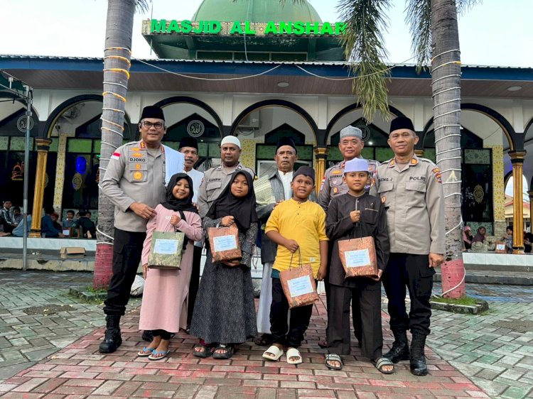 Bulan Ramadan 1447 H, Kapolresta Kupang Kota Berbagi Takjil di Masjid Al Ansor Penkase Oeleta.
