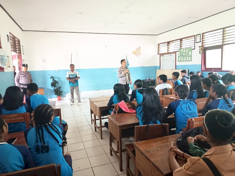 Kapolsek Maulafa Beri Penyuluhan ke Siswa SMPN 11 Kupang : Jauhi Kenakalan Remaja dan Kejar Prestasi demi Masa Depan.