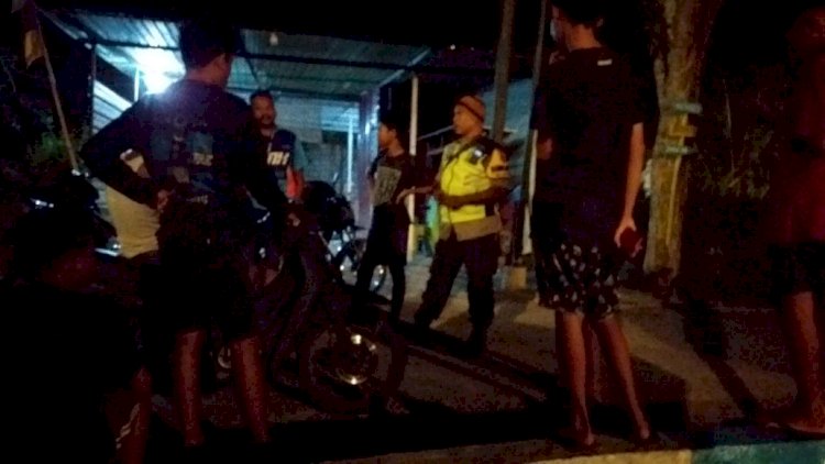 Patroli Dialogis Bhabinkamtibmas Batuplat Bubarkan Sekelompok Pemuda Konsumsi Miras