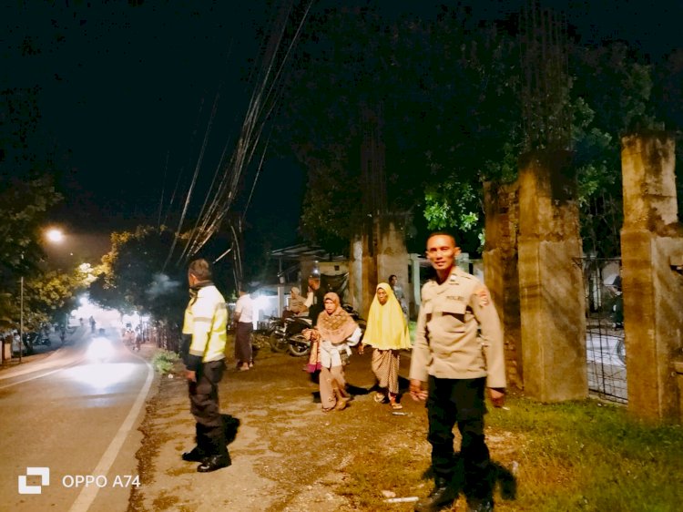 Personel Polsek Alak Laksanakan Pengamanan Shalat Tarawih, Pastikan Ibadah Ramadhan Aman.