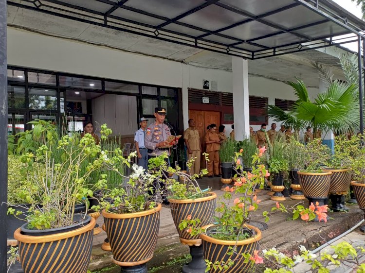 Kapolsek Kota Lama Beri Motivasi Siswa SMAN 2 Kota Kupang Saat Pimpin Upacara Bendera