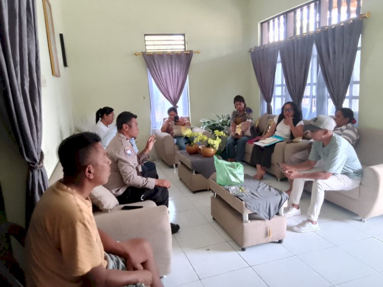 Bhabinkamtibmas Oebufu Berbagi Pengalaman dengan Tim PPA Gereja Benyamin, Bahas Pembinaan Anak dan Remaja.