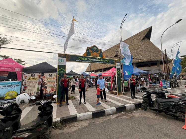 Patroli Ngabuburit, Satsamapta Polresta Kupang Kota Amankan Keramaian Penjual Takjil.