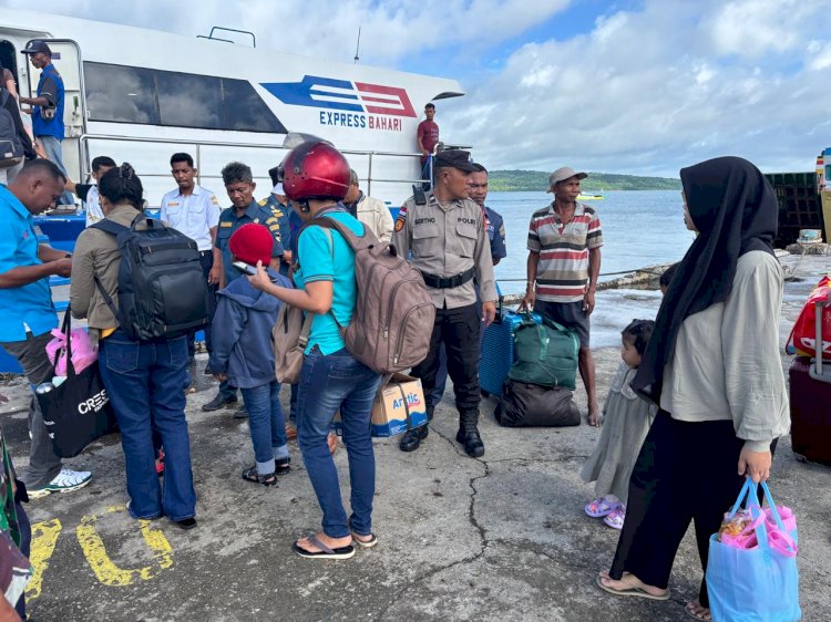 Arus Mudik Lebaran Meningkat, Polsubsektor Tenau Siaga di Dermaga Pelabuhan.