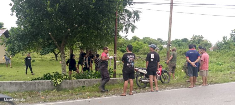 Bhabinkamtibmas Batuplat Bersama Warga Gelar Kerja Bakti, Dukung Persiapan Prosesi Jalan Salib Paskah.