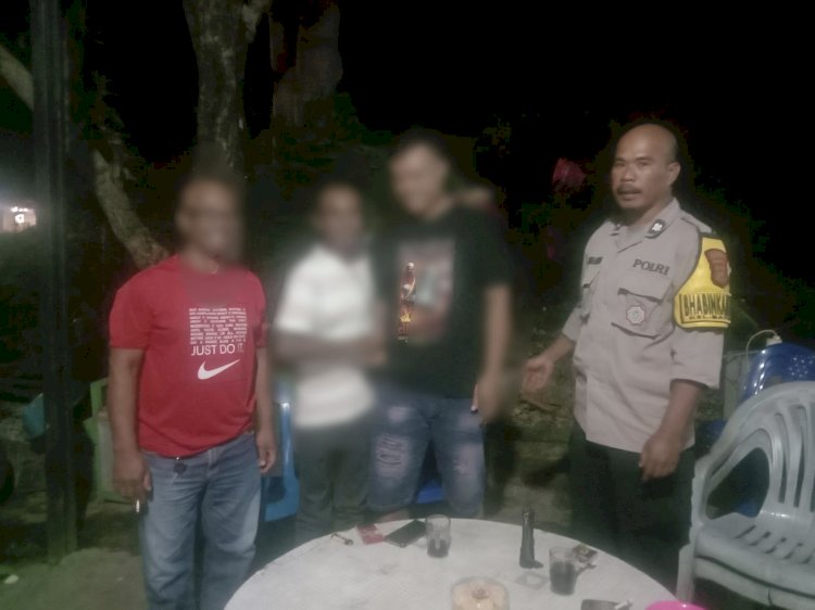 Selesaikan Konflik Lewat Mediasi, Bhabinkamtibmas Batuplat Damaikan Kasus Penganiayaan Akibat Pengaruh Miras.