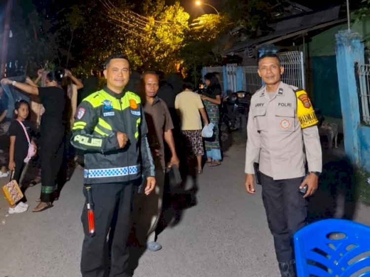 Hadir di Tengah Warga, Bhabinkamtibmas Bakunase Dua Amankan Jalan Salib di Labat.