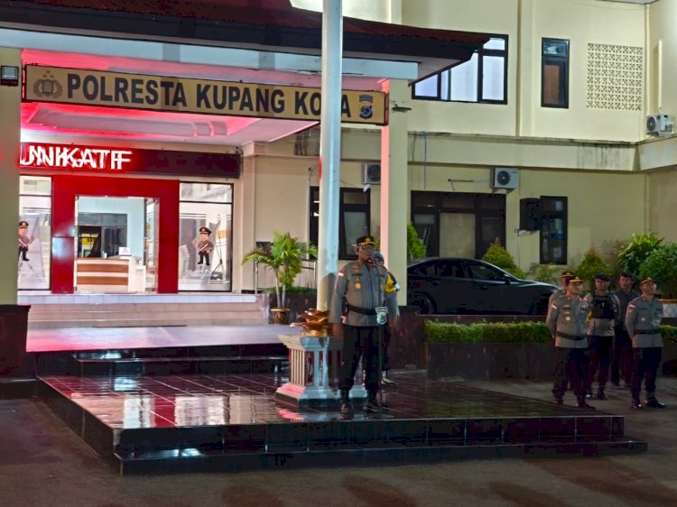 Kombes Pol. Djoko Lestari Pimpin Apel Gabungan: Pastikan Pengawalan Melekat Sepanjang Rute Prosesi Jalan Salib Kota Kupang.