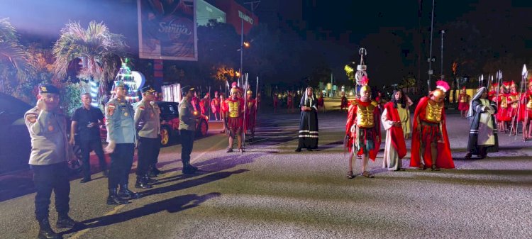Wakapolda NTT Pantau Langsung Pengamanan Jalan Salib di Kota Kupang, Kapolresta Kombes Djoko: Wujud Pelayanan Polri untuk Ibadah yang Aman dan Khidmat.