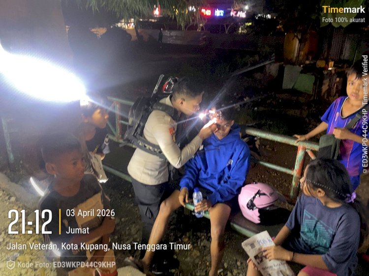 Respon Cepat Tim Patroli Samapta Polresta Kupang Kota Evakuasi Korban Laka Lantas di Lampu Merah Fatululi.