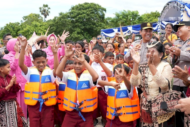 Kapolda NTT Serahkan Perahu dan Sembako untuk Anak Pesisir di Landu Leko