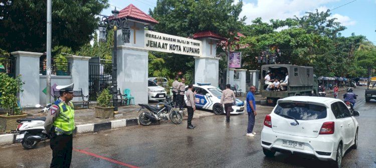 Polresta Kupang Kota Kawal Prosesi Obor Perdamaian Menuju Kabupaten Rote Ndao