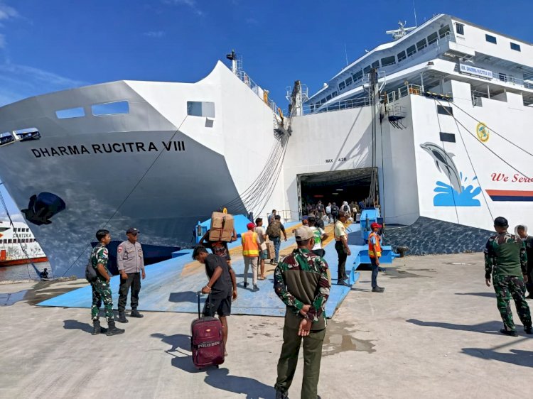 Personel Posko Terpadu Operasi Semana Santa, Amankan Keberangkatan Kapal di Pelabuhan Tenau Kupang.