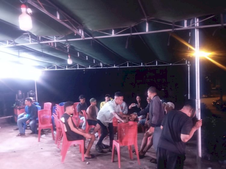 Patroli Dialogis, Bhabinkamtibmas Manulai II Tertibkan Pesta Warga yang Ganggu Ketertiban Malam.