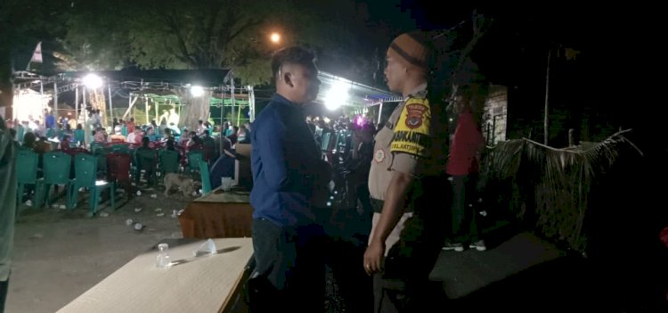 Humanis dan Persuasif, Bhabinkamtibmas Batuplat Tertibkan Musik di Resepsi Warga.