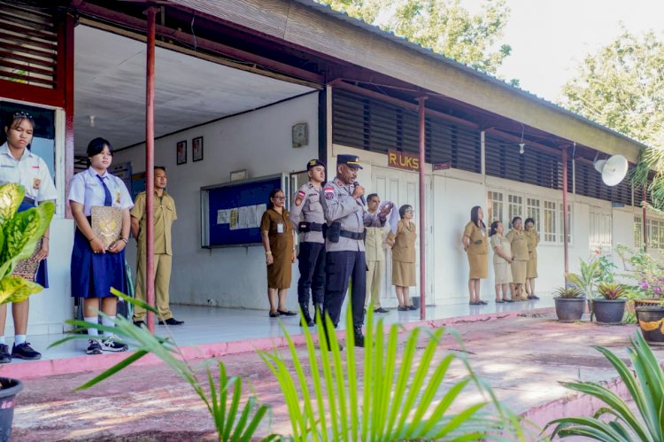Kasihumas Polresta Kupang Kota Berikan Motivasi dan Imbauan kepada Pelajar SMP Negeri 5  Kota Kupang
