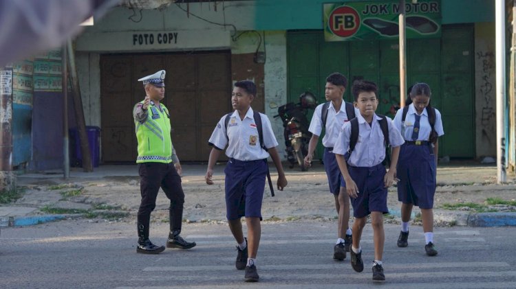 Satlantas Polresta Kupang Kota Prioritaskan Keselamatan Pelajar di ZSS SMP Negeri 2