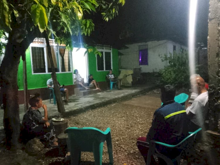 Patroli Dialogis Bhabinkamtibmas Namosain, Bubarkan Warga Miras yang Meresahkan.