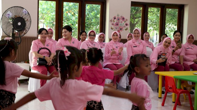Hangat dan Penuh Keceriaan, Ny. Vily Rudi Darmoko Kunjungi TK Kemala Bhayangkari 01 Kupang Kota.