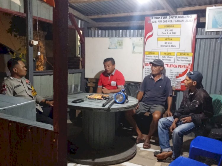 Bhabinkamtibmas Liliba Intensifkan Patroli Malam, Warga Pos Kamling Tuandela Diajak Perkuat Keamanan Lingkungan.